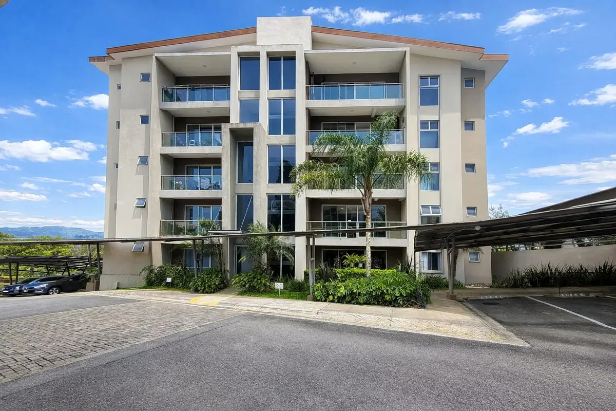 Apartment for sale in Granadilla, Curridabat, ideally located just minutes from San Pedro (2.5 km), Plaza del Sol (2.5 km), and Momentum Pinares (5.5 km), in a highly sought-after and ...