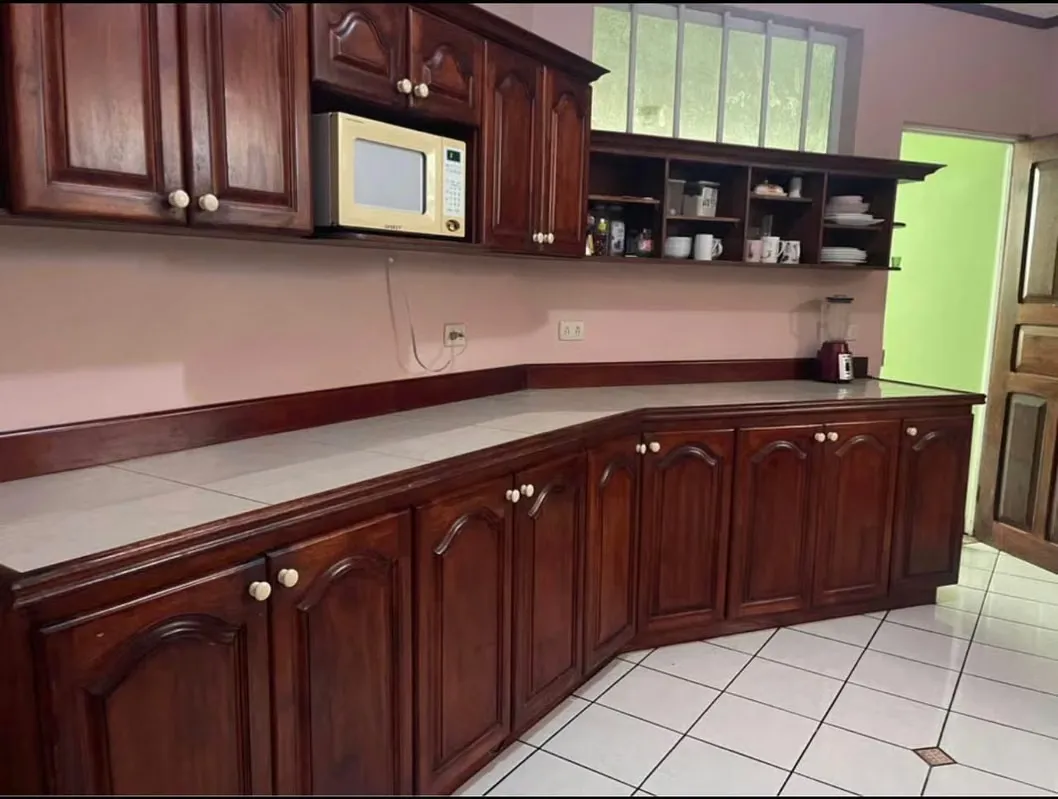 San José, Rohmoser, a strategic location close to everything, including shopping centers, parks, schools, the National Stadium, shops, and more. This spacious and comfortable house is ... — photo 3