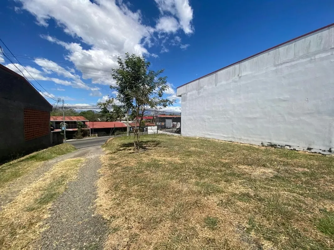 Vendo lote en Turrucares, Alajuela uso de suelo mixto, por la gasolinera en el centro