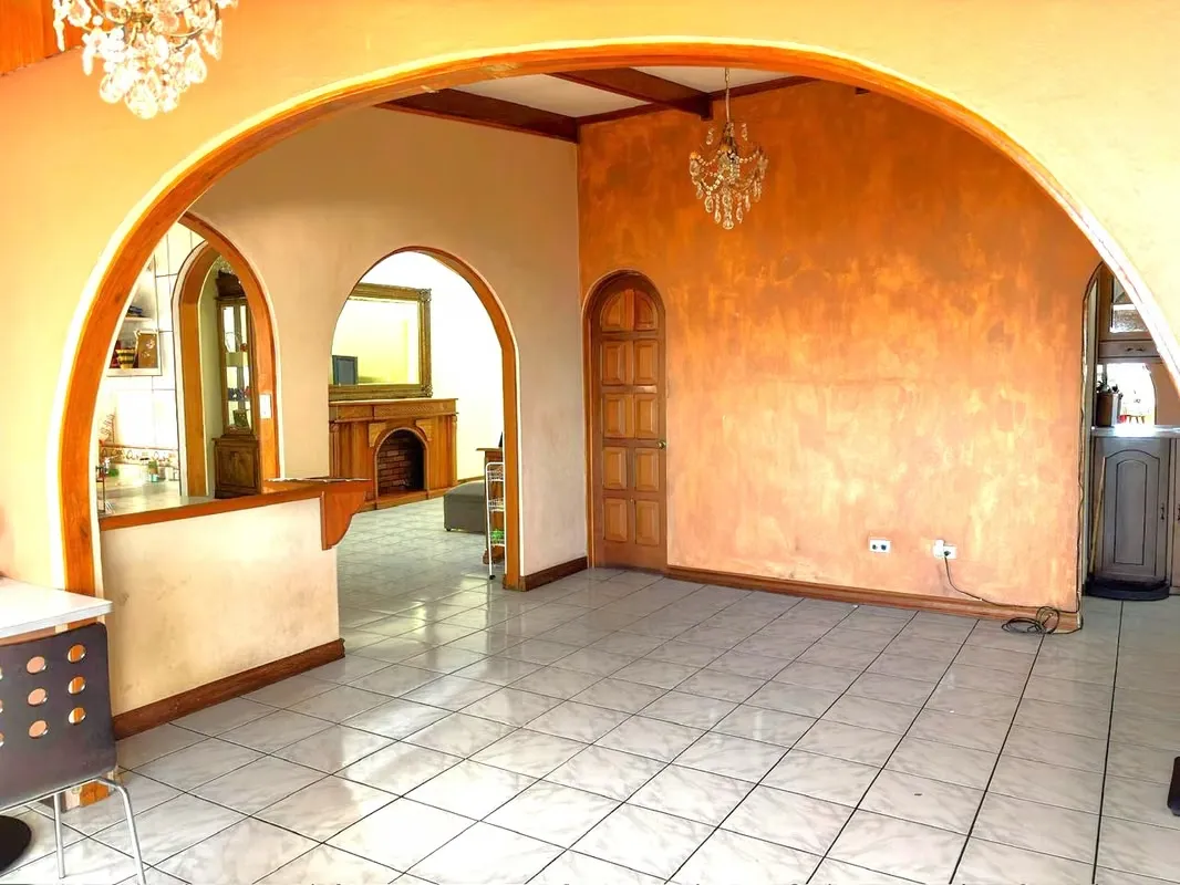 Venta de casa con apartamentos en Moravia