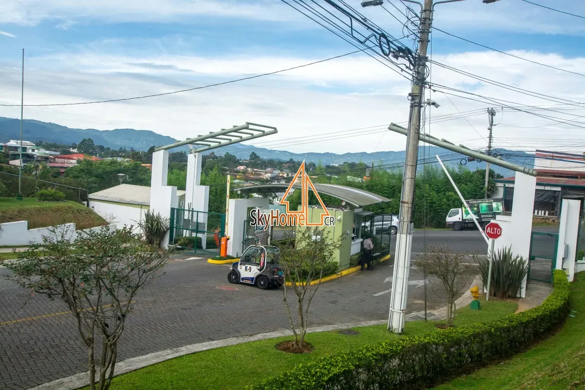 Se ofrece en venta hermosa casa ubicada en el Condominio Barlovento, en Concepción de Tres Ríos, un residencial familiar, seguro y con múltiples amenidades. La propiedad es de dos ... — photo 2