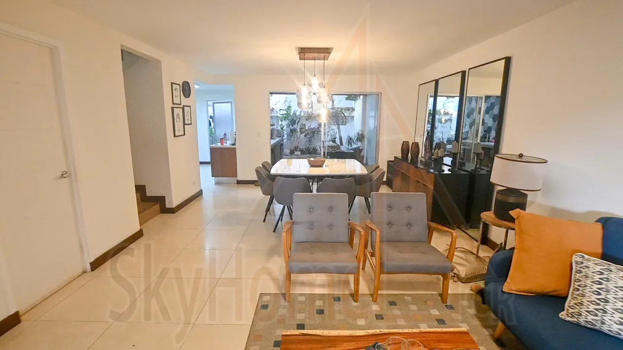 Se ofrece en venta hermosa casa ubicada en el Condominio Barlovento, en Concepción de Tres Ríos, un residencial familiar, seguro y con múltiples amenidades. La propiedad es de dos ... — photo 4