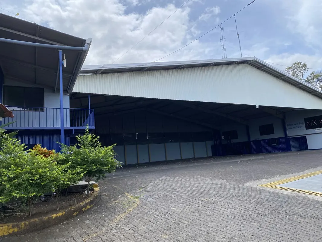 Se alquila bodega con oficinas y amplio parqueo en La Asunción de Belén de Heredia.