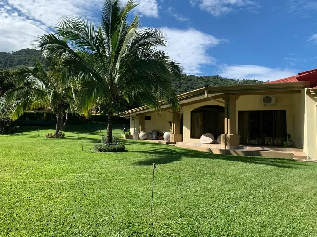 This condominium has a very good location, in Piedades de Santa Ana, and with easy access to the different routes. Only 200 meters from the main street of Piedades.