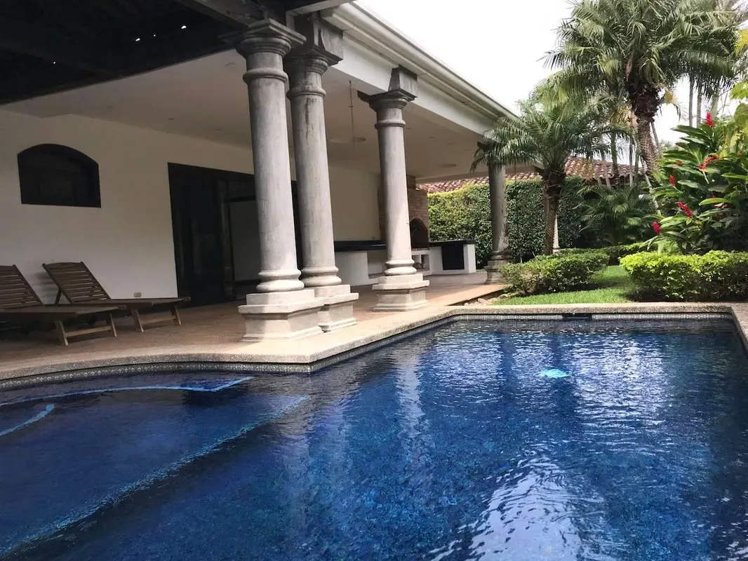 VENTA DE CASA DE UNA PLANTA EN BOSQUES DE LINDORA
