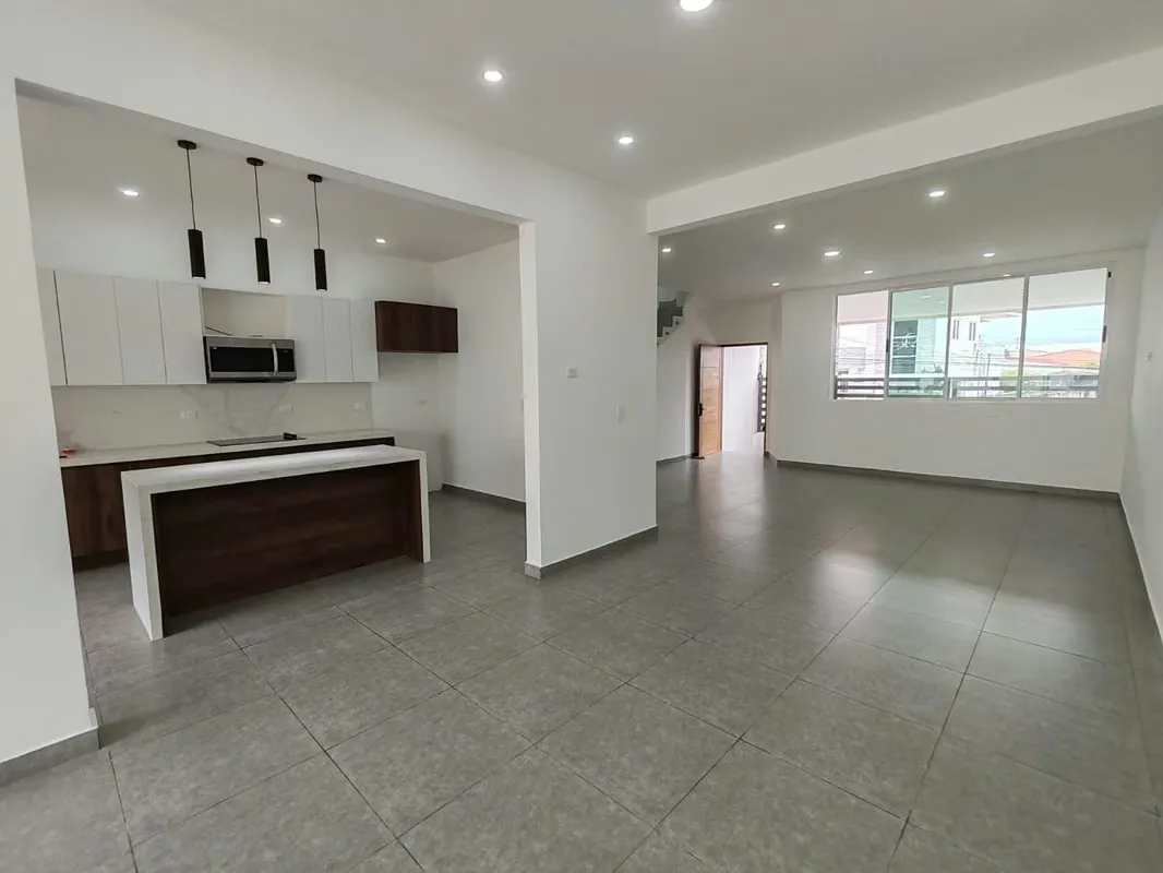Descubra esta espectacular casa independiente con diseño open concept y acabados de lujo, ubicada estratégicamente cerca de la UNA y ...