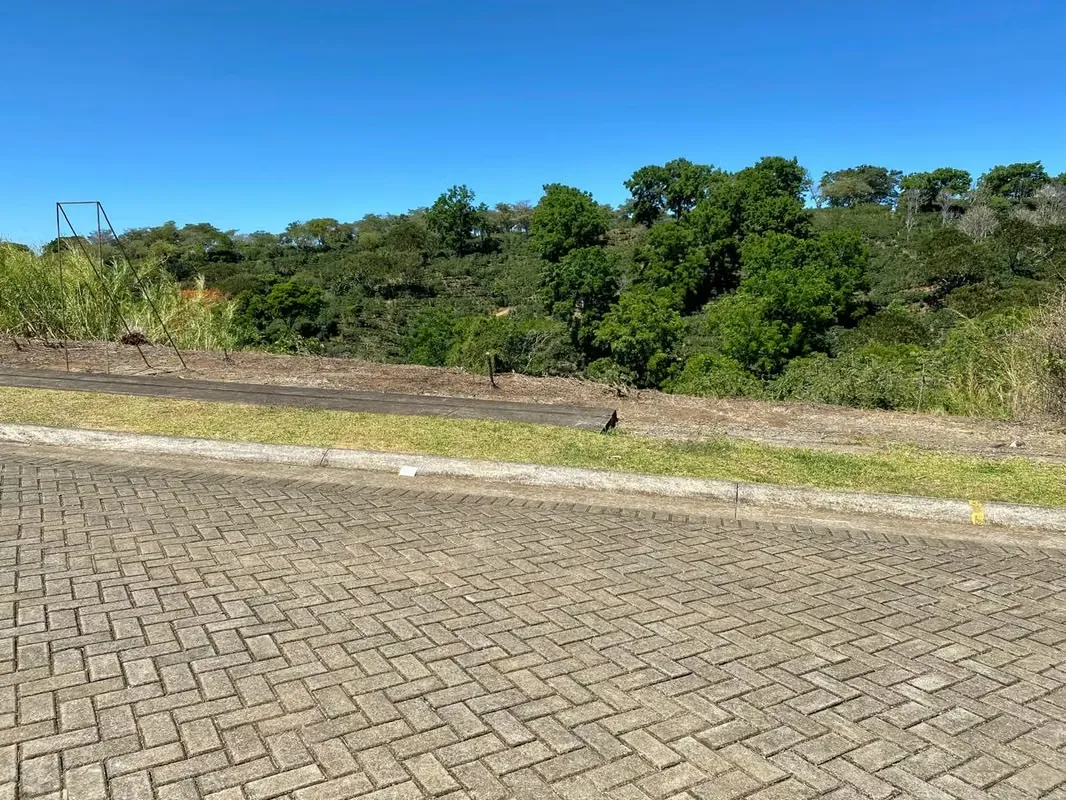 Este amplio terreno de 1516 M2 se encuentra ubicado en la pintoresca ciudad de Poás, Alajuela, en la cima de una hermosa montaña ...