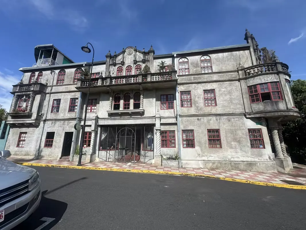 Disfrutá de la elegancia y el confort en este exclusivo apartamento ubicado en el corazón de uno de los barrios más emblemáticos de ...