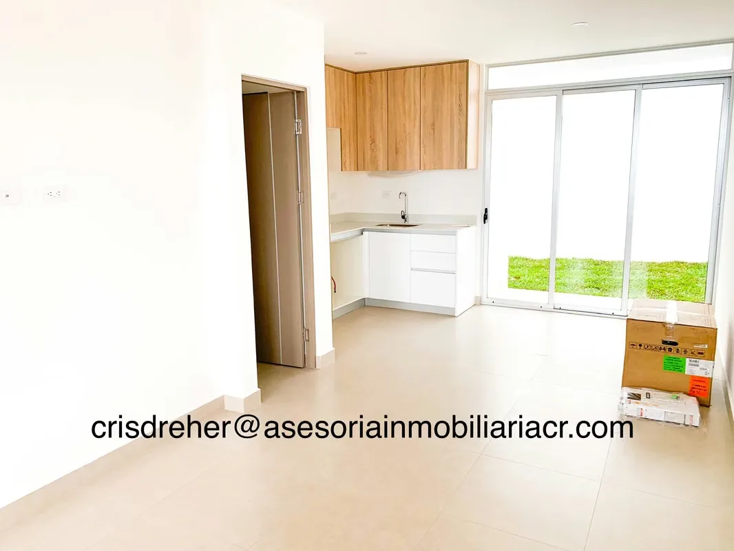 Descubre este encantador apartamento con la mejor ubicación y facilidad de acceso a la Ruta 27 en un exclusivo condominio de solo 14 unidades en Río Oro, Santa Ana.