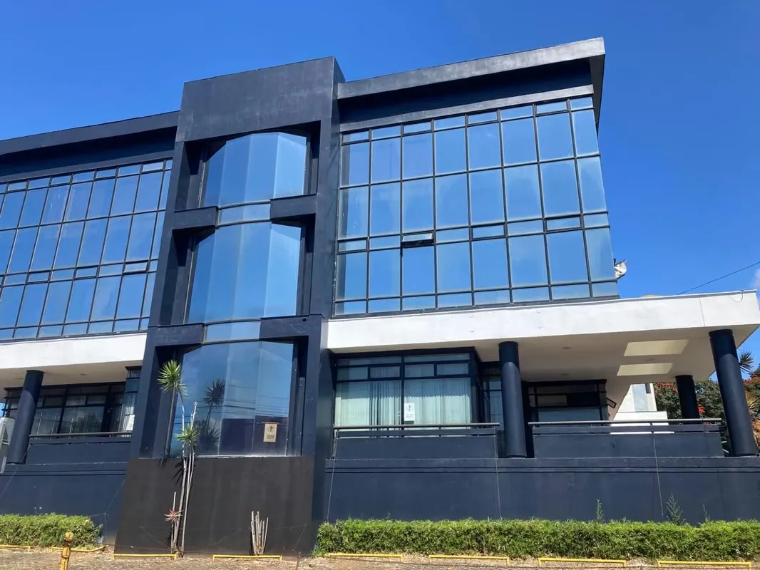 Three-level corporate building, ideal for companies, institutions, or corporate centers seeking a strategic location, spacious ...