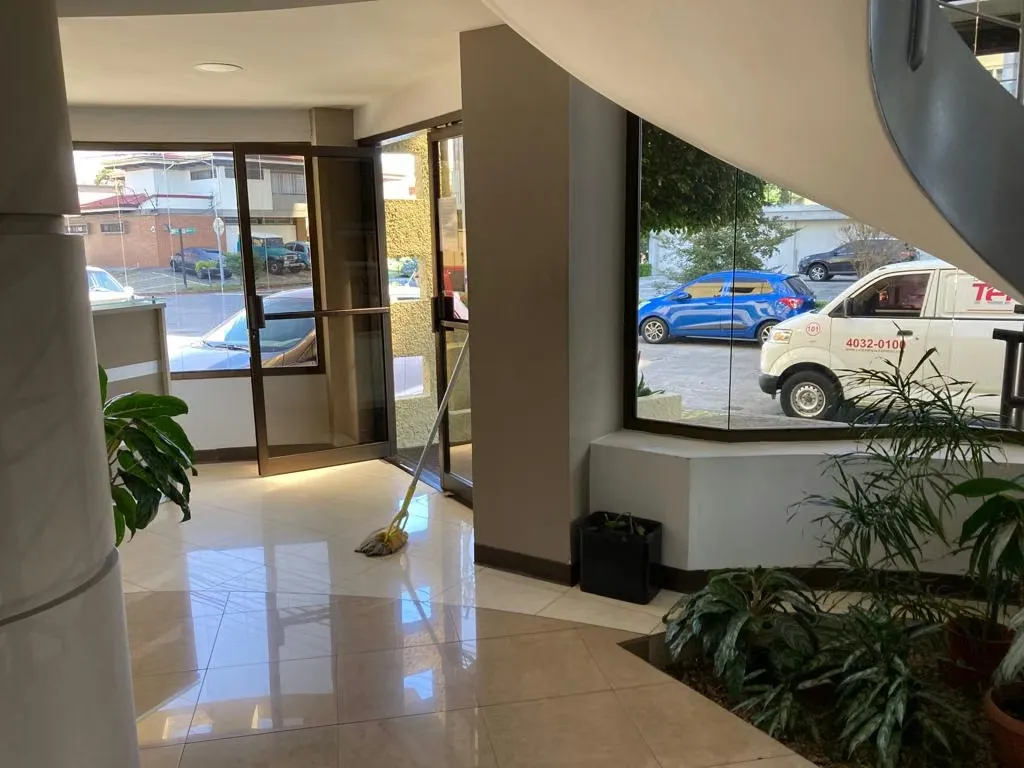 Oficina Corporativa en Rohrmoser con Parqueos