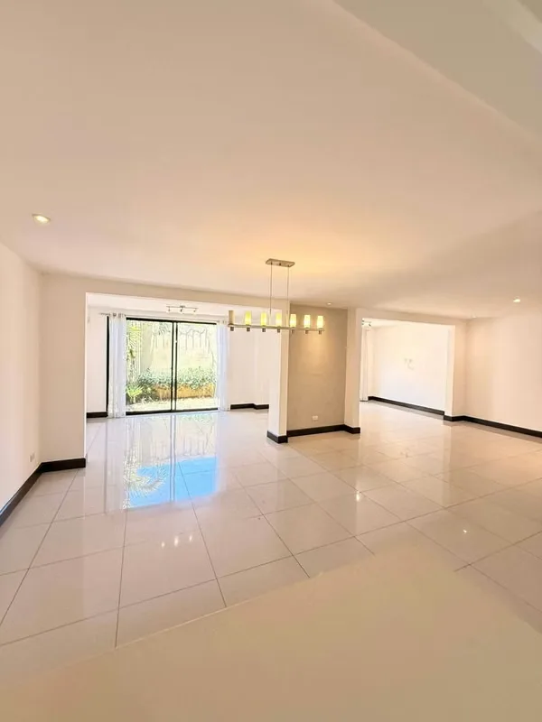 Venta de Casa de 3 niveles en condominio en Santa Ana con amplios espacios y patio verde