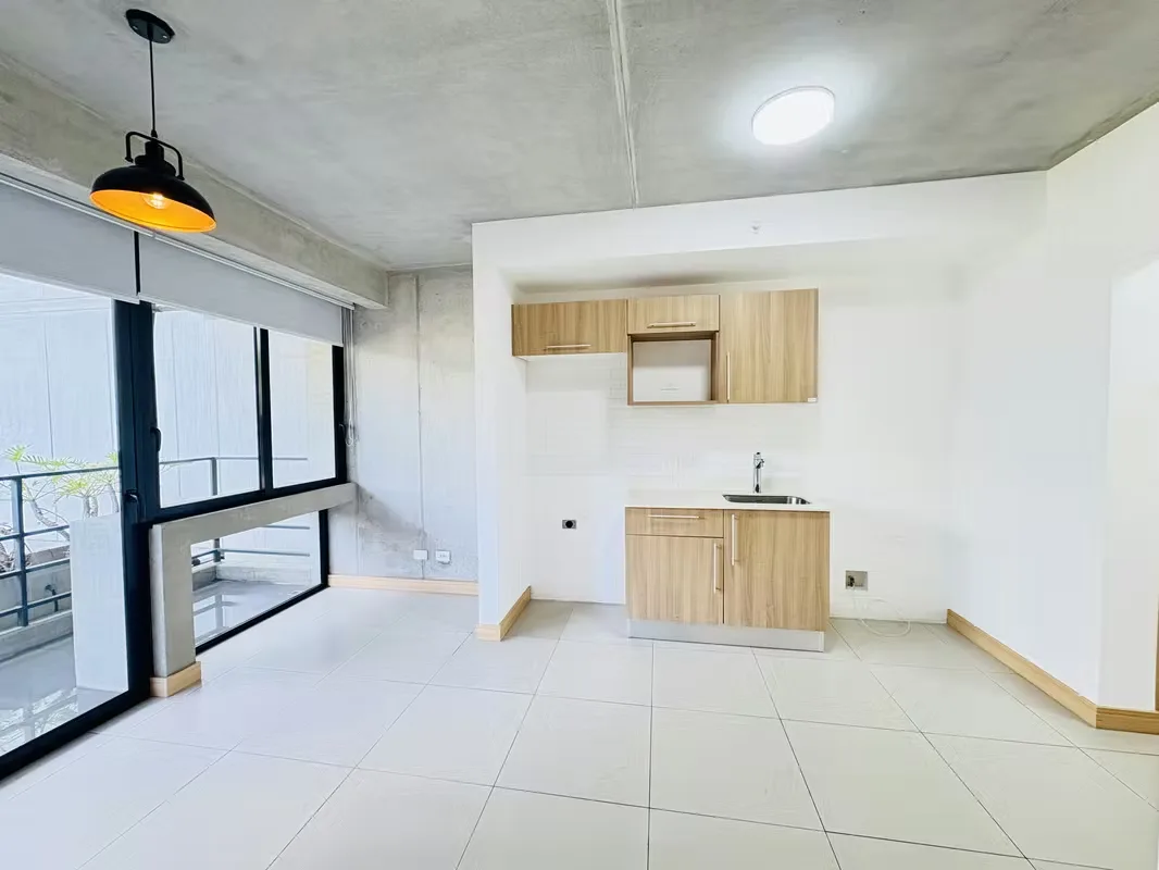 It is sold apartment on the 11th floor of the Qalma tower in El Coyol de Alajuela, with an amazing view of the whole area and green area.