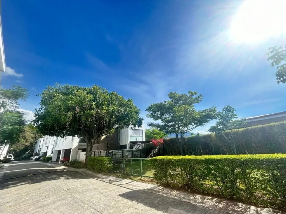 Santa Ana |Casa en venta 3 niveles con 2 terrazas y jardín. (cod.325)