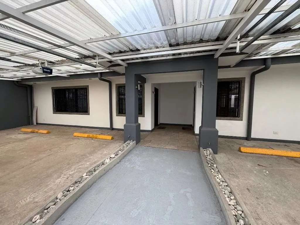 Gran oportunidad de inversión en una ubicación estratégica en Guadalupe. Esta propiedad cuenta con 433 m² de terreno y ...