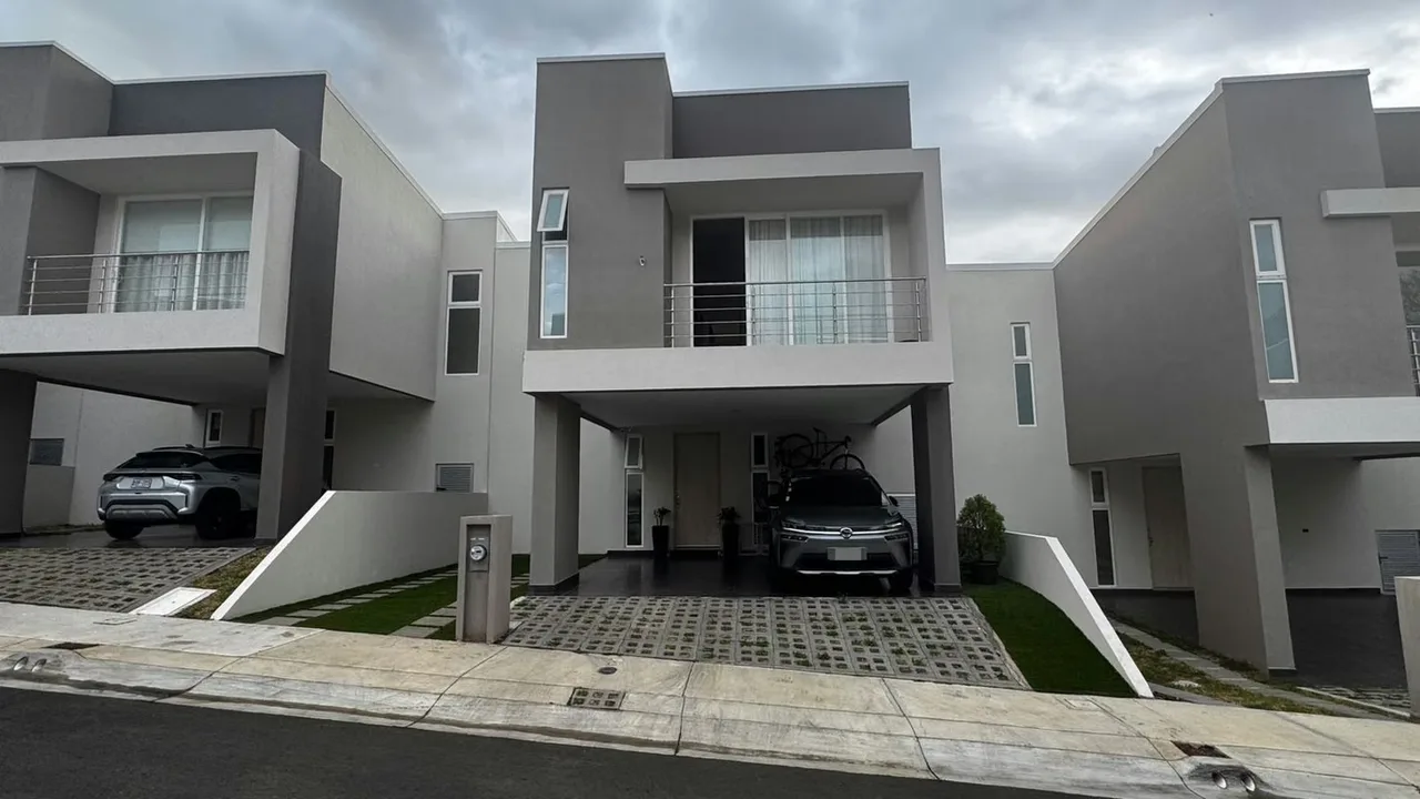 VENTA Casa NUEVA Condominio Nasara en Río Oro, Santa Ana