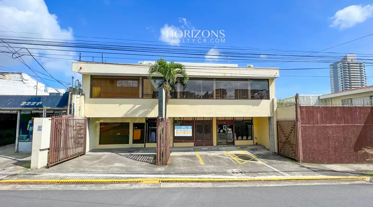 Located on the ground floor in Paseo Colon, it has 1 bathroom and two parking spaces, excellent ...