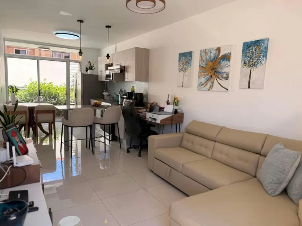 Descubre esta acogedora y funcional casa, ideal para quienes buscan comodidad, seguridad y una excelente ...