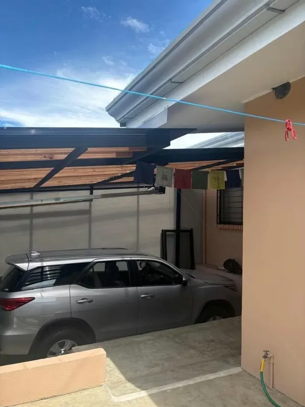 3 dormitorios, sala comedor cocina, 2 baños, garaje 1 carro