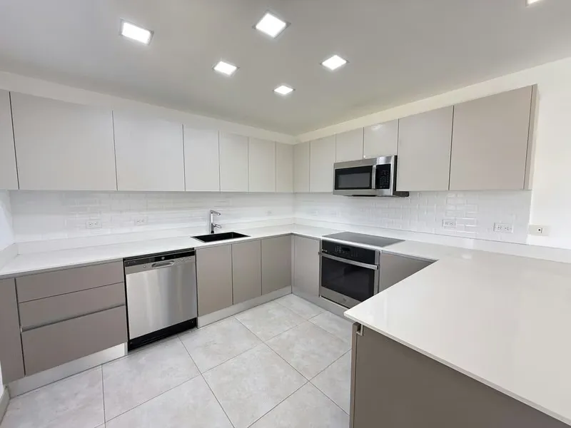 Vivir con amplitud, privacidad y comodidad sí es posible. Descubre este exclusivo apartamento en alquiler en Santa ...