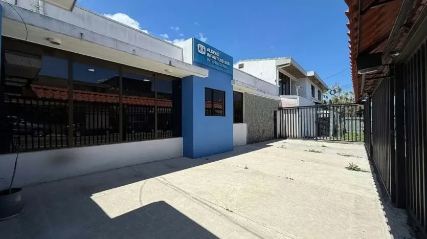 Venta de Edificio Con Amplio Parqueo Y Ubicación Estratégica