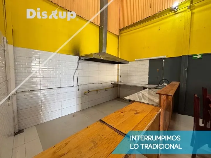 Commercial space for rent for a restaurant in Tibás. Ready to operate!