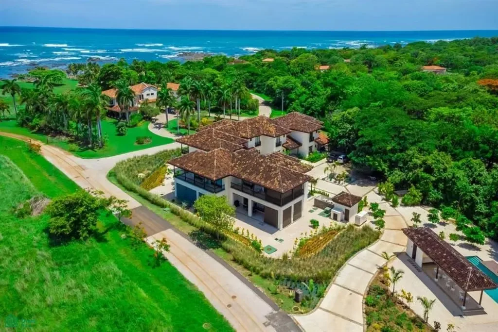 Ubicada en la prestigiosa comunidad privada de Hacienda Pinilla, Lago de Palma 58 es una residencia de diseño exquisito con 4 recámaras y 4.5 baños, que combina a la perfección ...