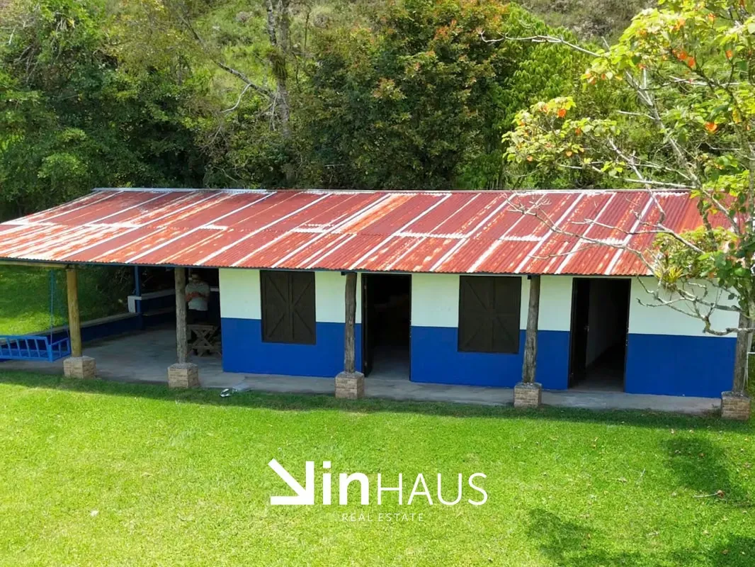 Venta de quinta con casa rústica en el Yas de Paraíso de Cartago -EU
