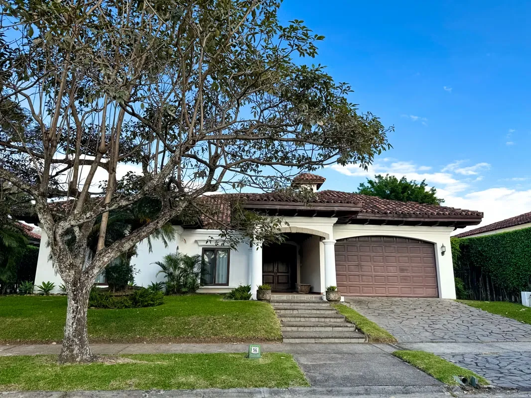 Casa Una Planta en Bosques de Lindora | 3 Hab en Suite | Jardín | Precio Especial US$725,000