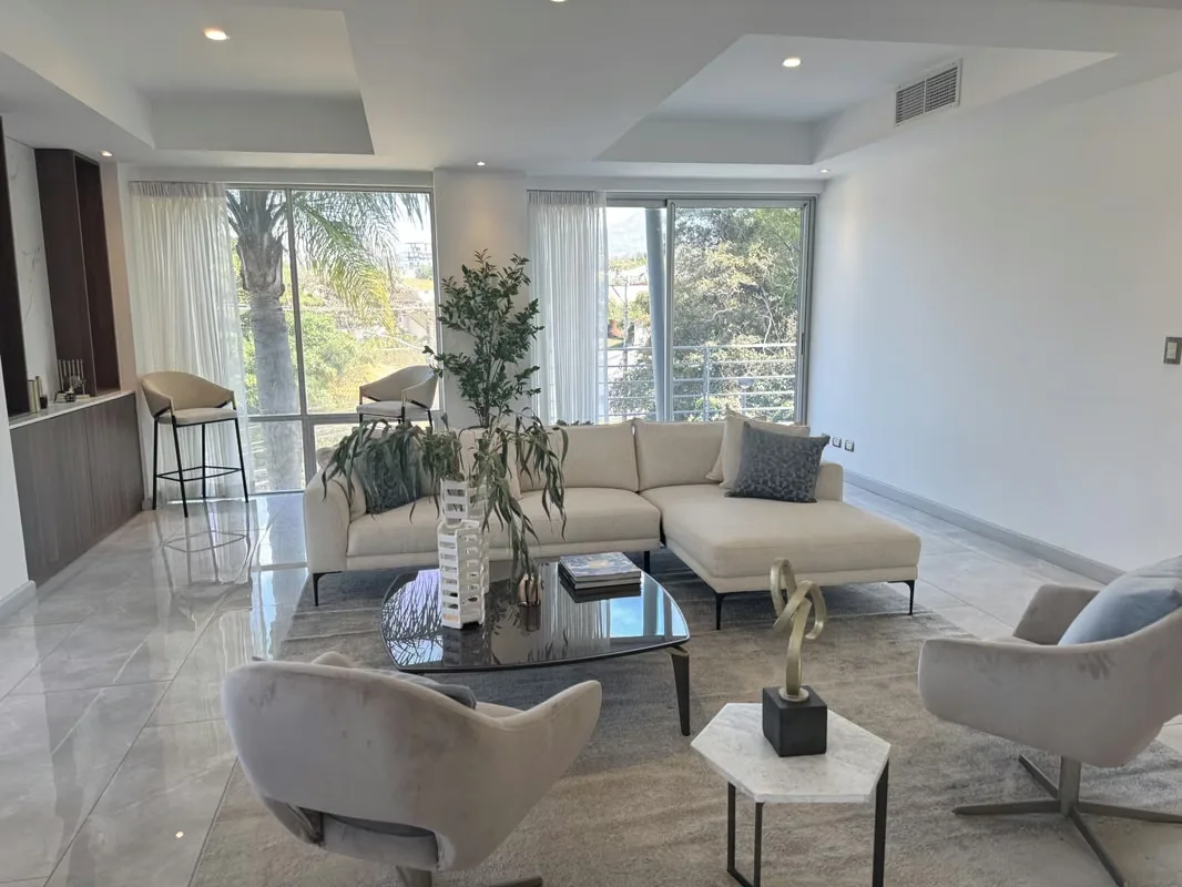Beautiful furnished apartment with 260 m2 with 3 bedrooms and 3.5 bathrooms in Los Laureles, Escazu. The condominium is located in a prime and safe residential area surrounded by ...