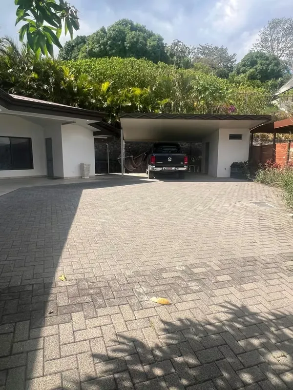 Casa en venta en comunidad cerrada con vista panorámica – Atenas