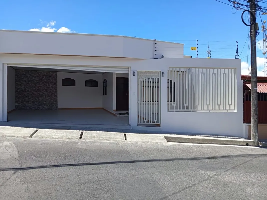 Casa para estrenar, ubicada al noroeste del mercado de Cartago, 200 metros norte.