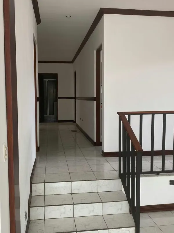 Sala, comedor, cocina, cuarto de pilas, bodega, jardín, 3 dormitorios, 2,5 baños, 2 parqueos.