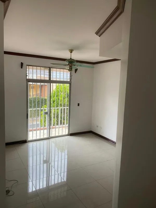 Sala, comedor, cocina, cuarto de pilas, bodega, jardín, 3 dormitorios, 2,5 baños, 2 parqueos. — photo 2