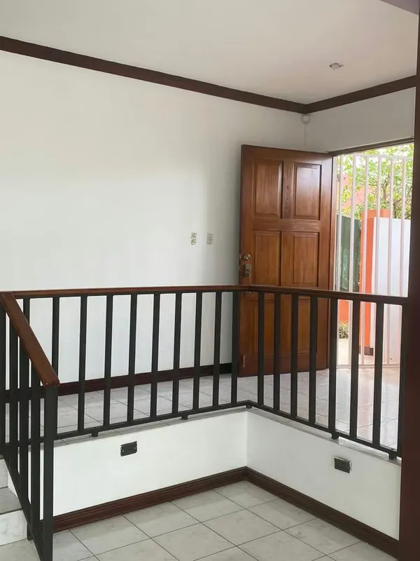 Sala, comedor, cocina, cuarto de pilas, bodega, jardín, 3 dormitorios, 2,5 baños, 2 parqueos. — photo 3