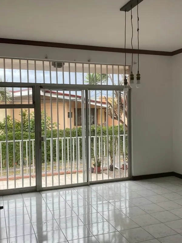 Sala, comedor, cocina, cuarto de pilas, bodega, jardín, 3 dormitorios, 2,5 baños, 2 parqueos. — photo 4