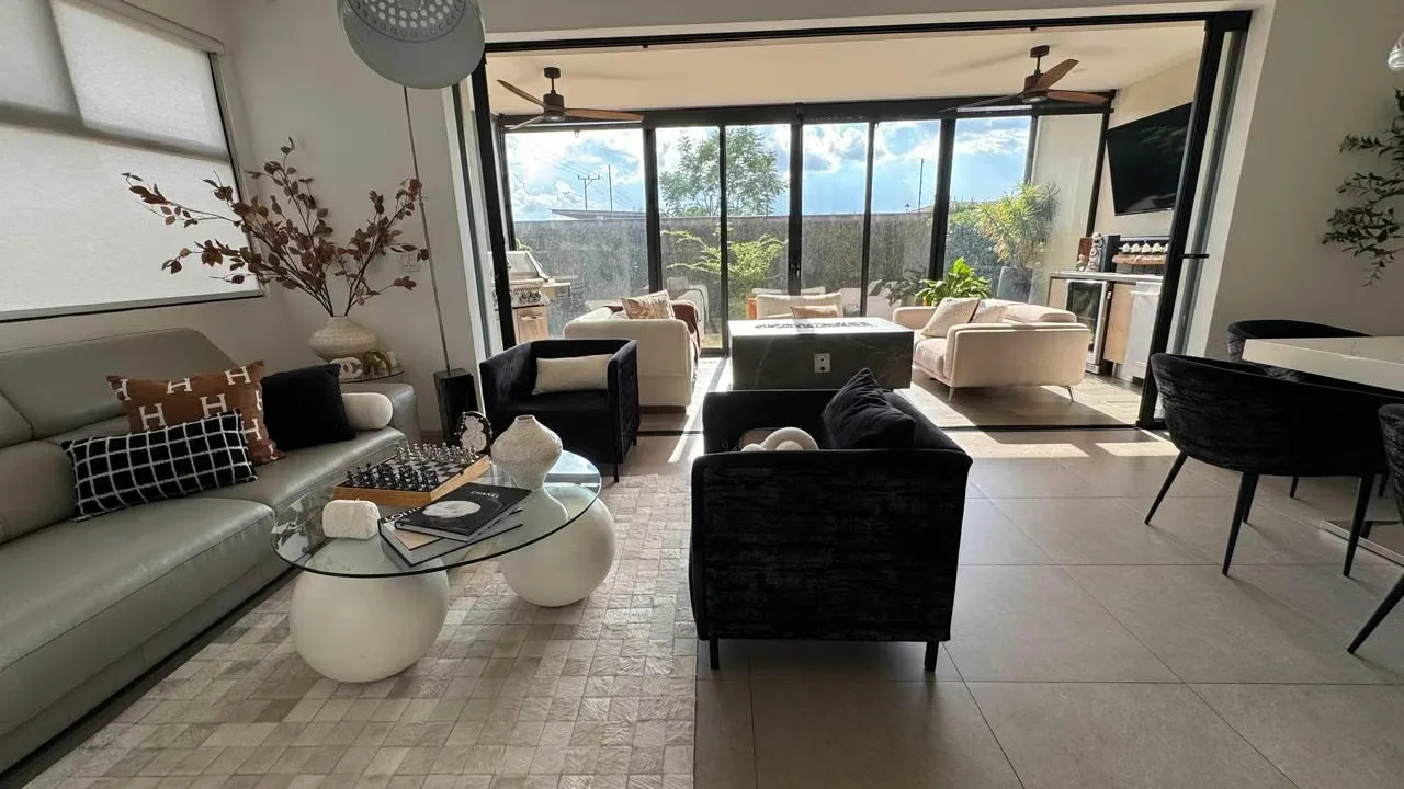 MA Asesoría vende hermosa Casa de lujo Amueblada y con jardín en Condominio Vereda Lindora, Santa Ana, San José.