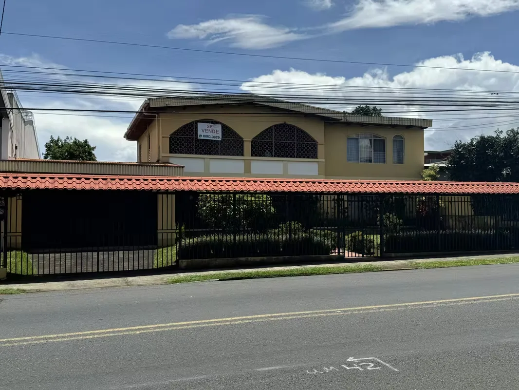 Excellent property located behind the Alajuela Institute on wide street with use of mixed soil, special for trade and offices