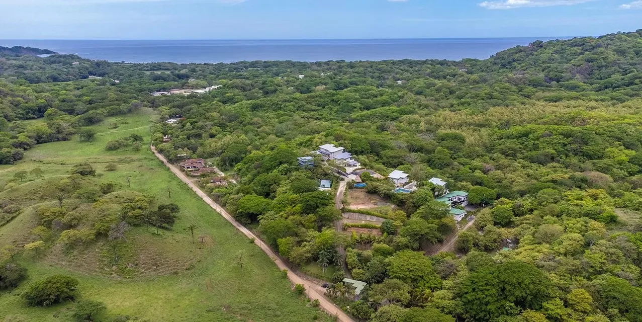 Nestled within the secure, gated community of Highlands Esperanza, this charming family home offers a serene retreat surrounded by nature. Featuring rustic wooden accents and a ... — photo 3