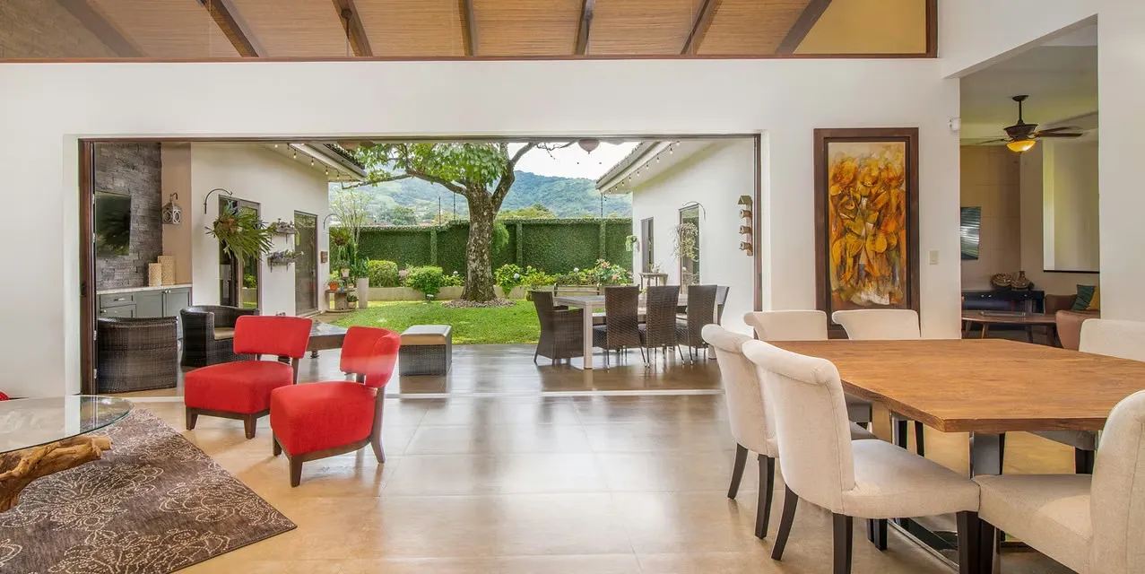 Condominio 4 habs en Santa Ana - Balcanes - piscina y jardín central