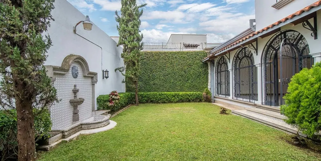 Casa 4 habs en Curridabat - Guayabos - diseño clásico con torre