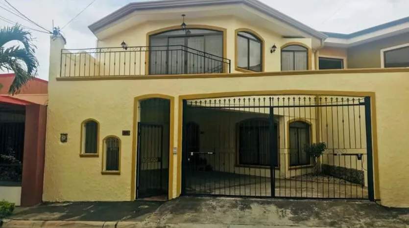 Venta de propiedad en Residencial Cerrado con Amplios Espacios
