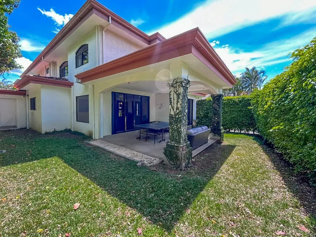 VENTA DE CASA EN CONDOMINIO VIA NOVA