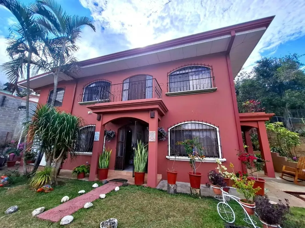 Venta de dos casas en amplio terreno en Escazú