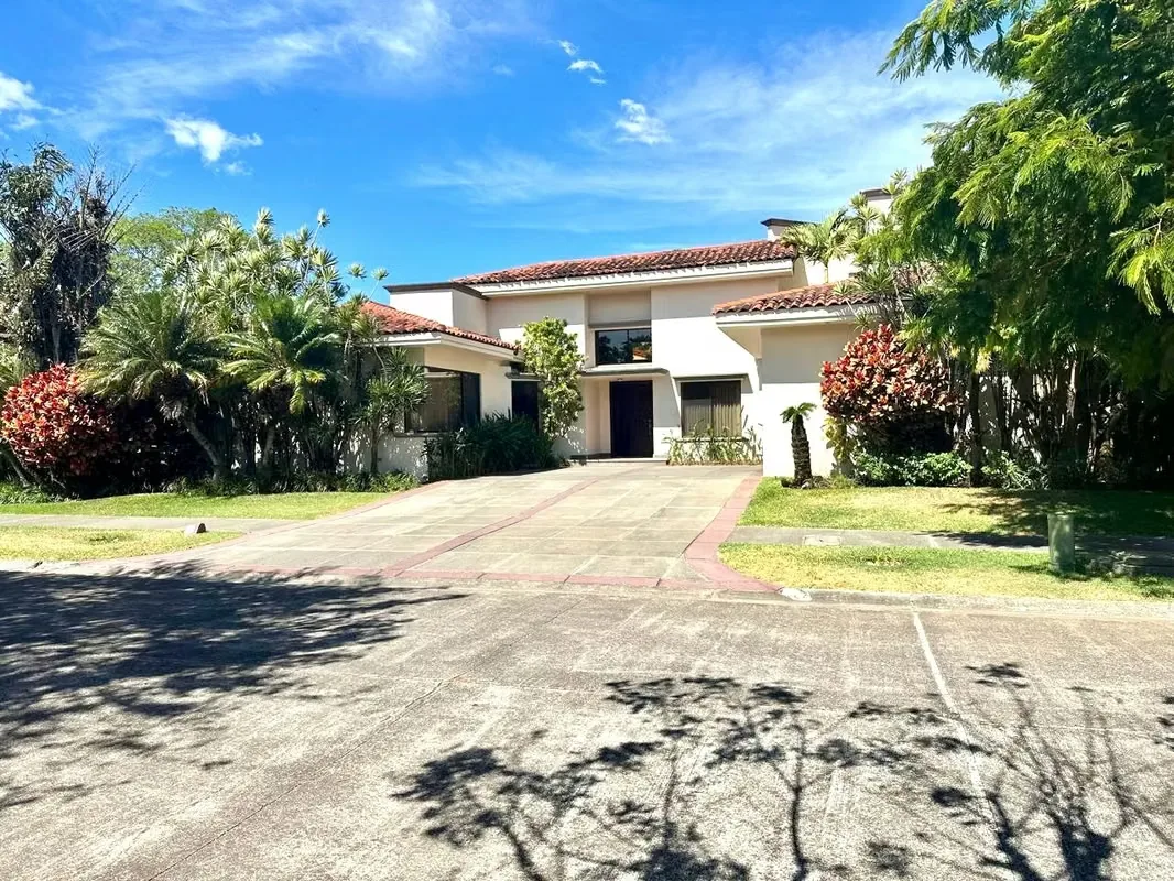 HOUSE FOR RENT IN BOSQUES DE LINDORA WITH POOL - SANTA ANA