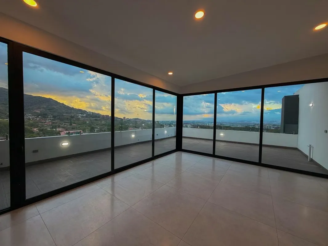 VENTA DE PENTHOUSE EN SENDEROS DE CHIRCÁ - ESCAZÚ