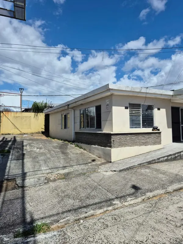 Shopping House for Rent with Spacious Parking - Ideal for Various Business