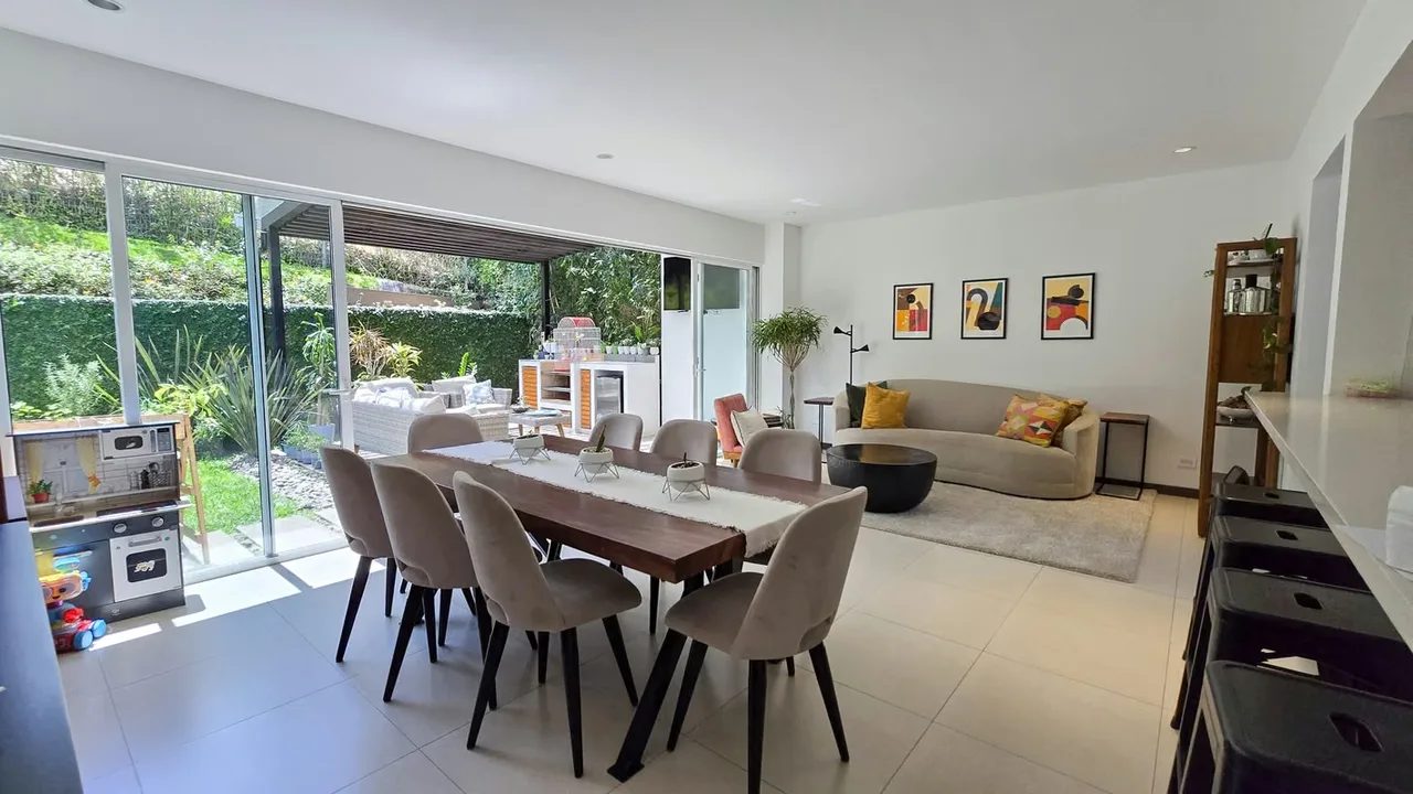 Rent a spectacular and spacious house in Condominio in Bello Horizonte de Escazú.