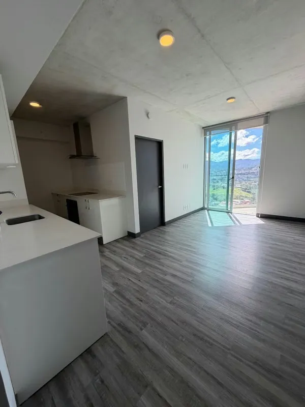 Esta unidad de 50 metros cuadrados de construcción destaca por su posición en un nivel alto, lo que permite una ...