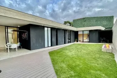 Descubra esta espectacular casa moderna ubicada en la exclusiva zona de Santa Ana, Lindora, uno de los sectores más cotizados de Costa Rica. Diseñada por el reconocido arquitecto ...